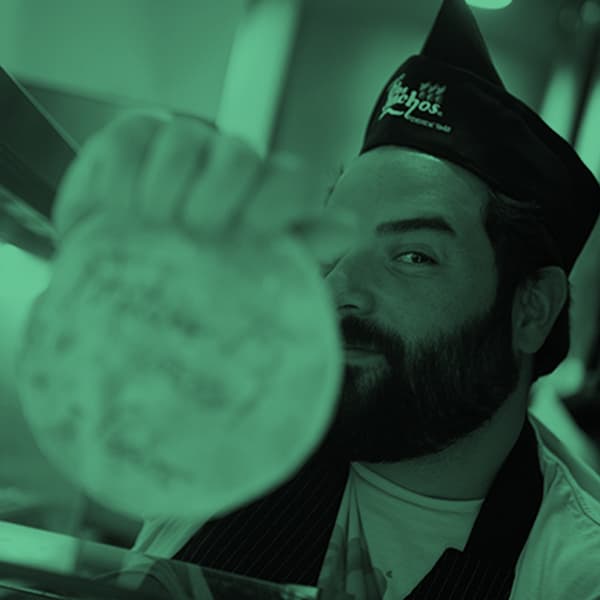 pedro reyes reconocido chef visitando los panchos restaurant